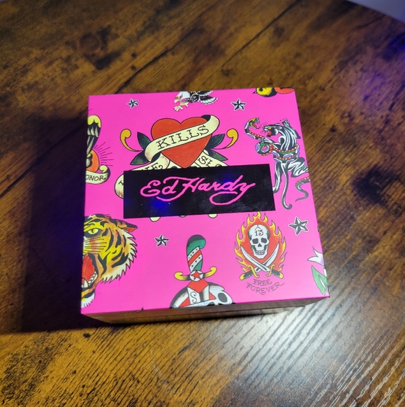 Ed Hardy women Chonograph watch with Crystal pave dial/band Skull Box - Picture 6 of 12